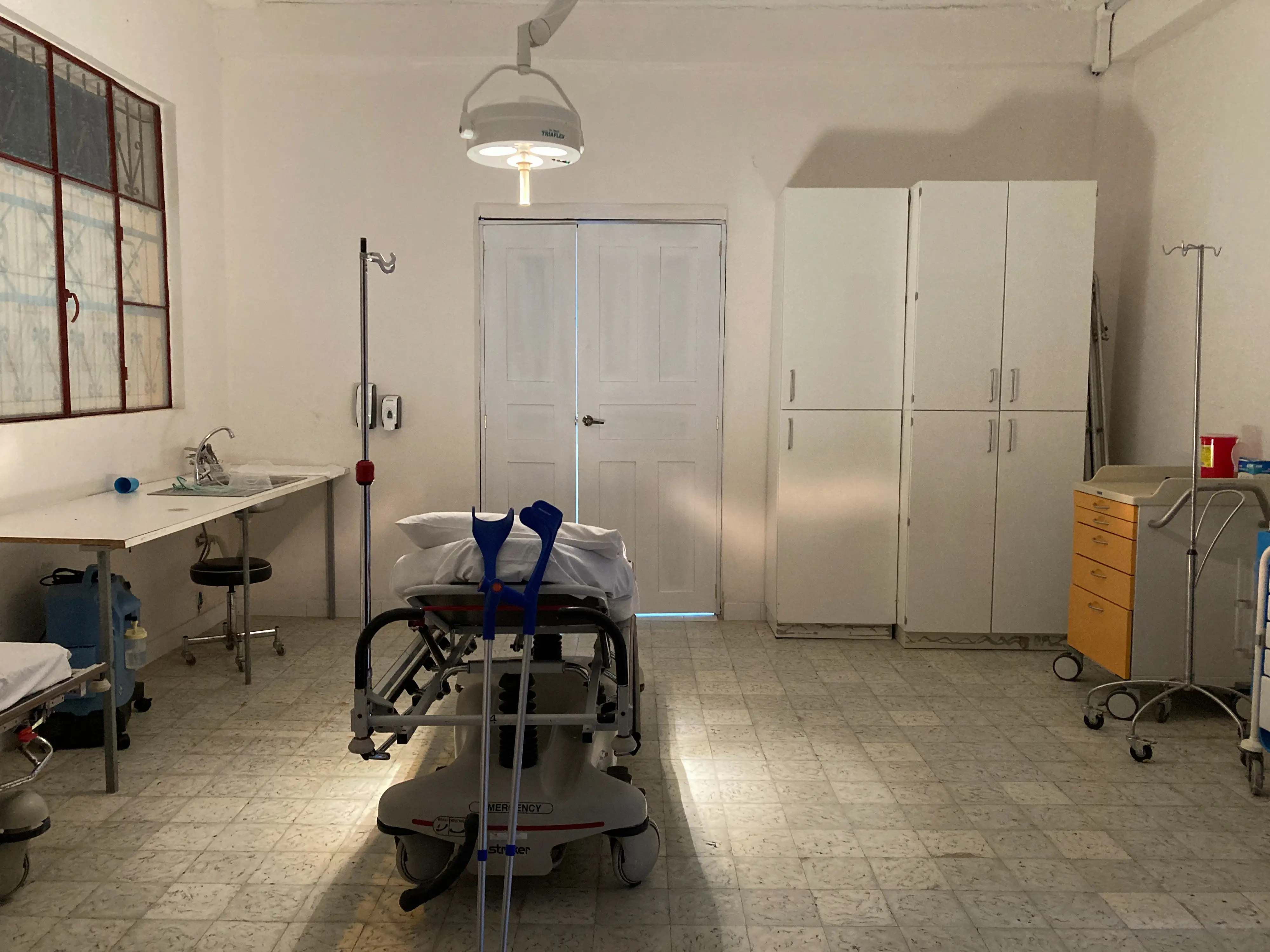 Equipo médico atendiendo una emergencia en el Hospital San Miguel