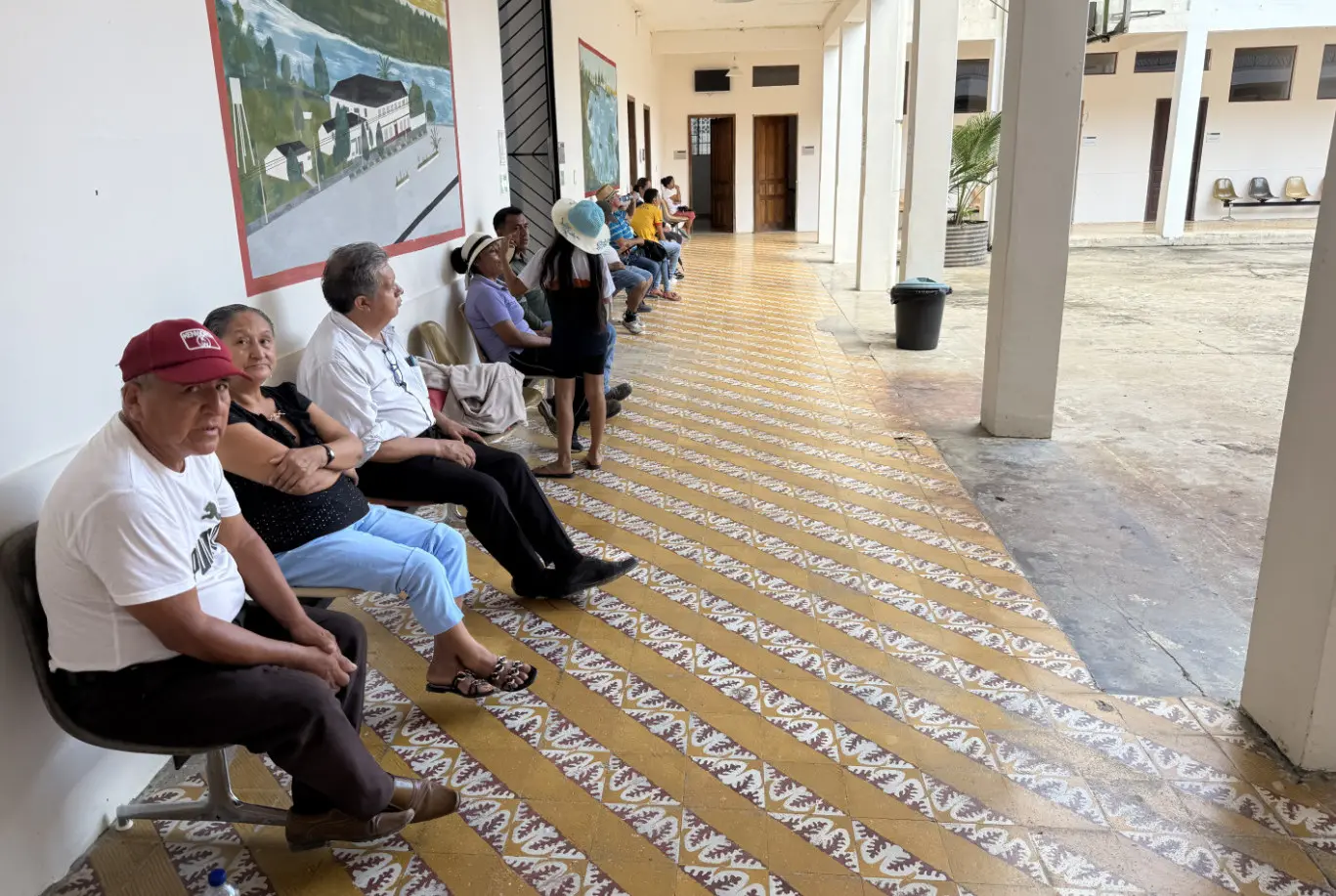Médico en consulta con paciente en el Hospital San Miguel