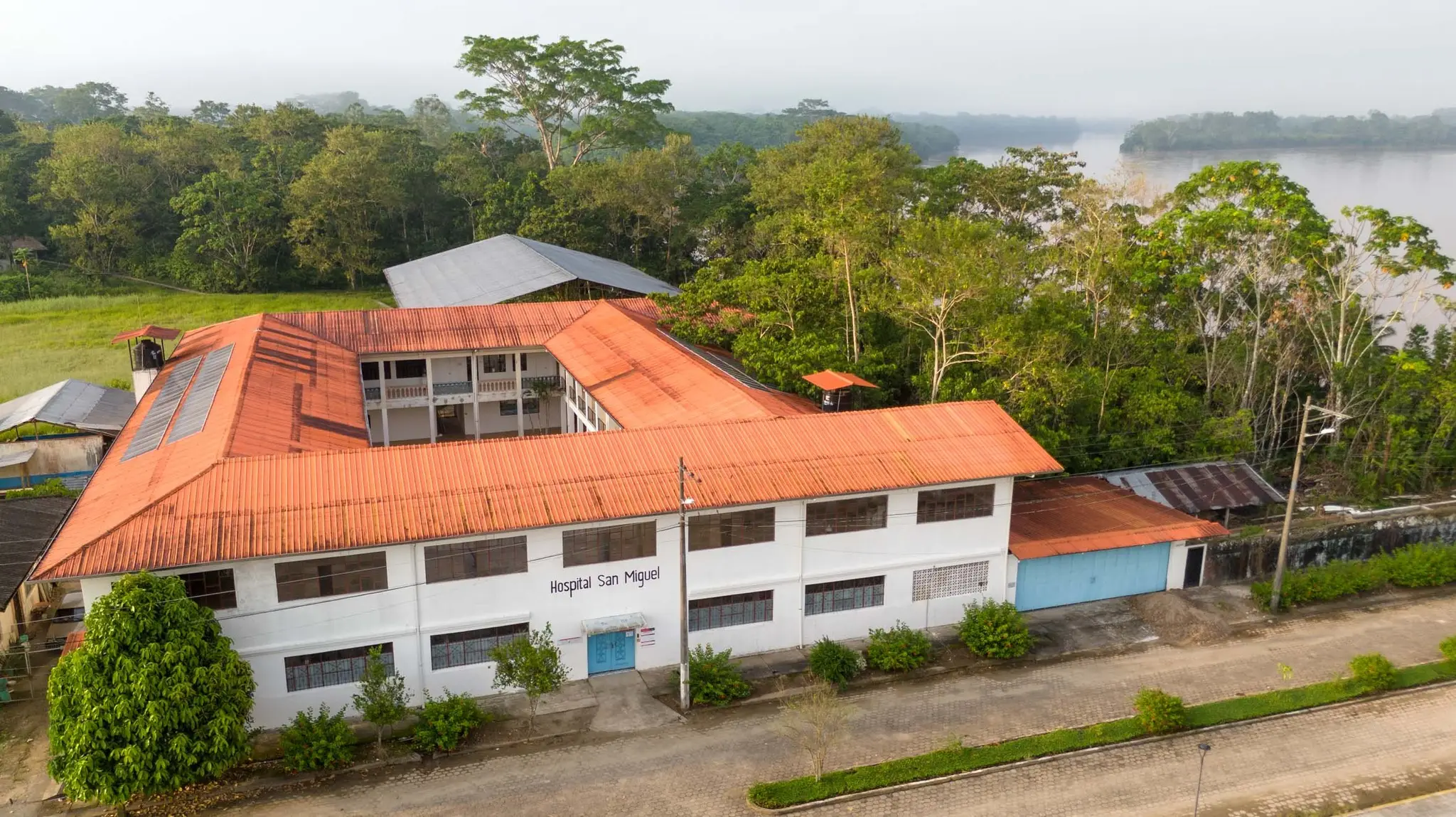 Hospital San Miguel - Vista aérea del hospital junto al río en El Carmen de Putumayo
