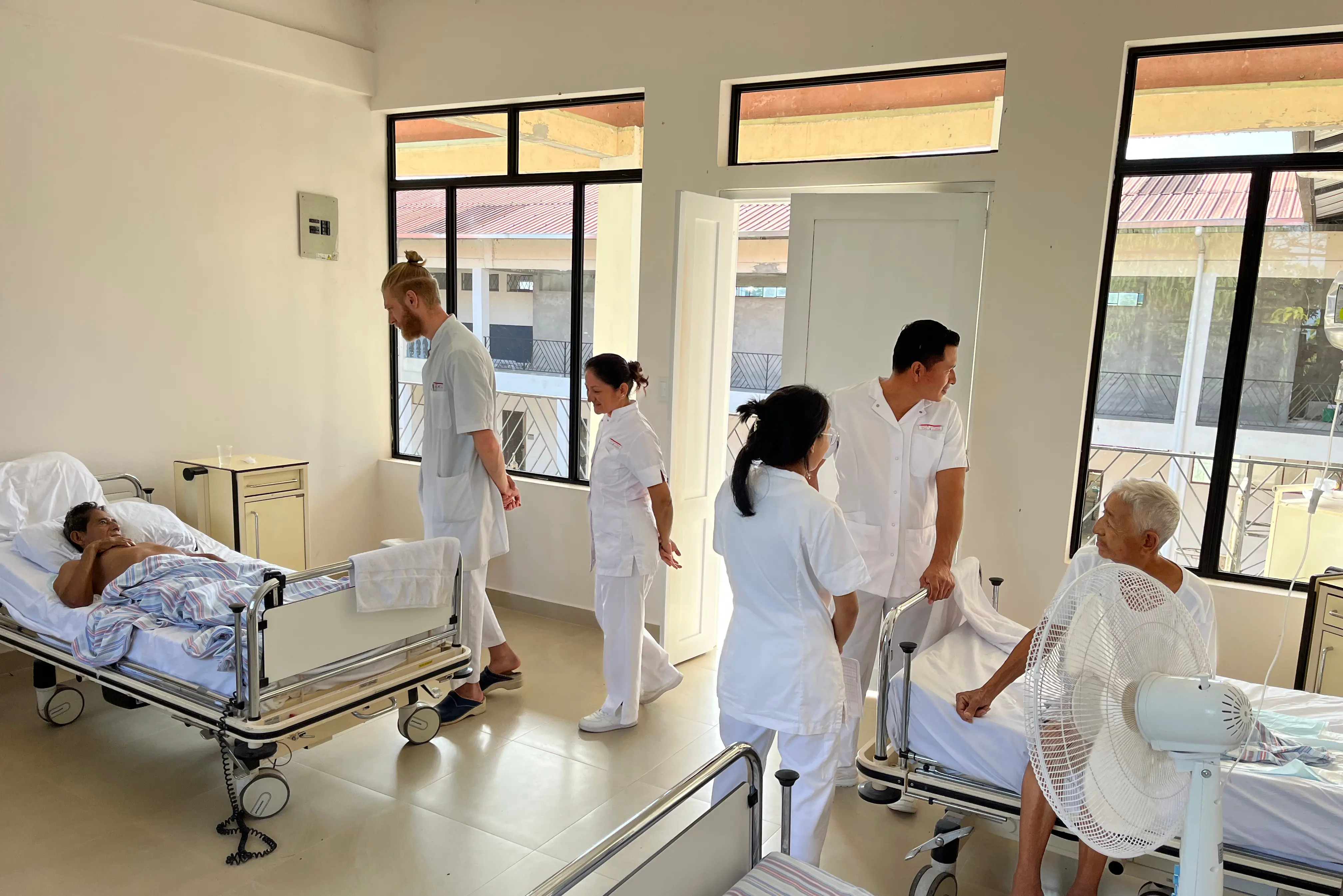 Paciente en cama de observación en el Hospital San Miguel