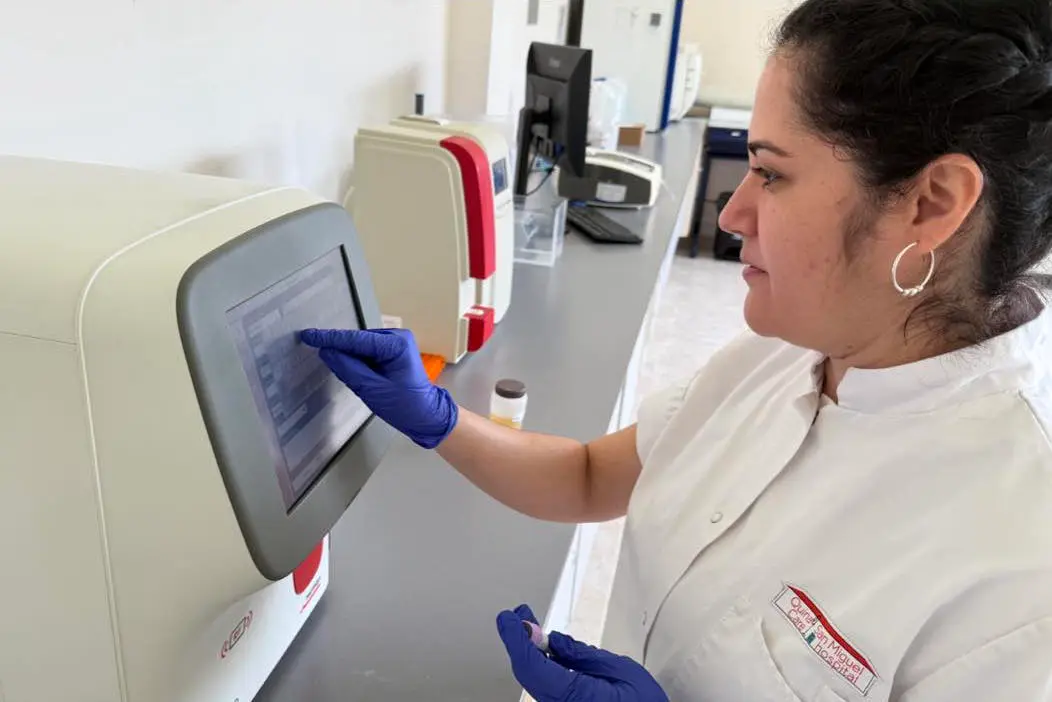 Técnica de laboratorio analizando muestras en el laboratorio del Hospital San Miguel