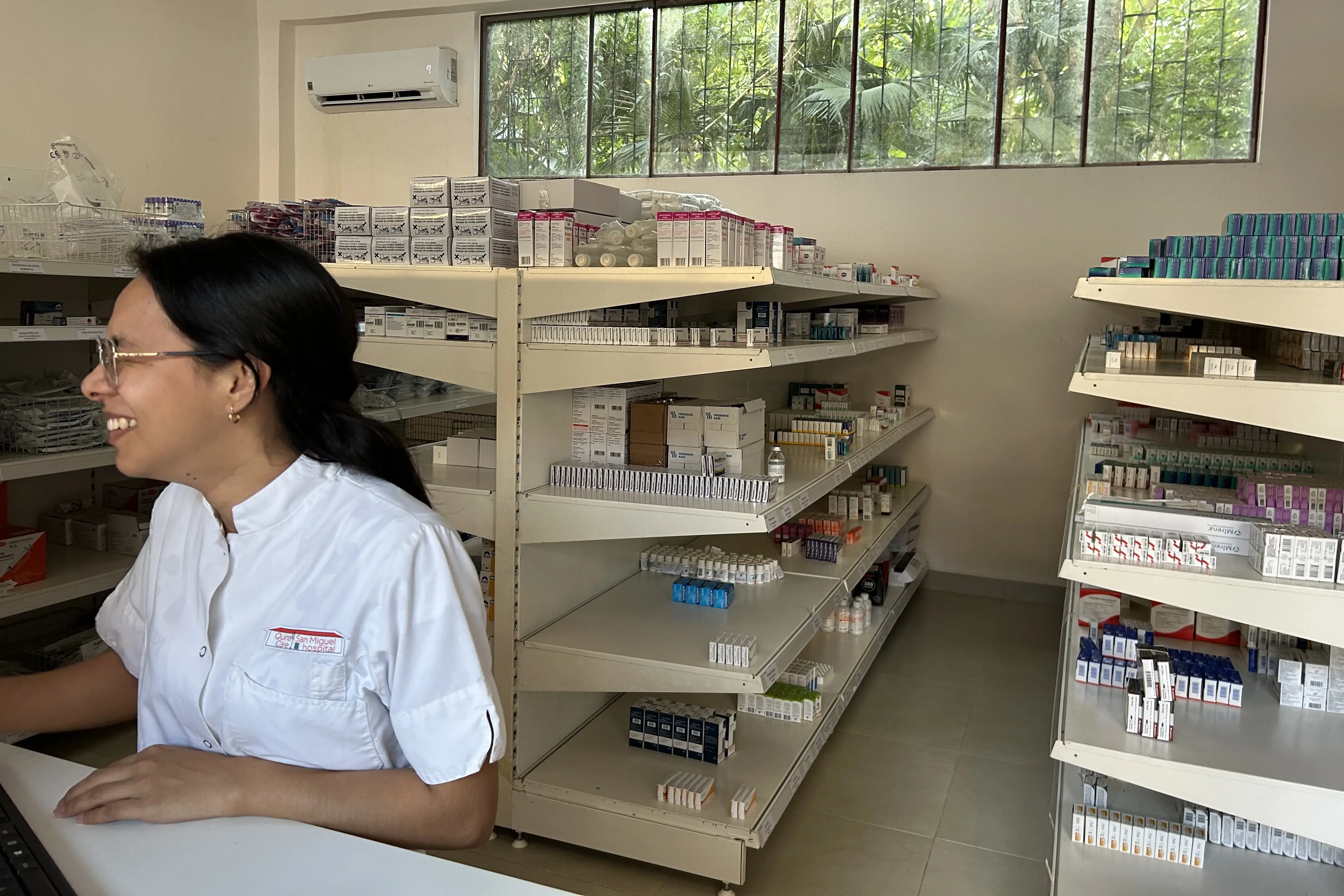 Estantes con medicamentos en la farmacia del Hospital San Miguel