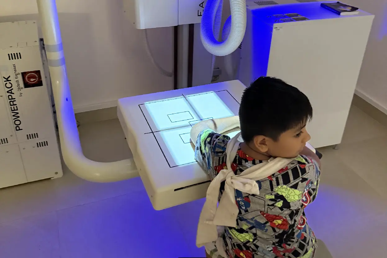 Médico realizando consulta de radiología en el Hospital San Miguel
